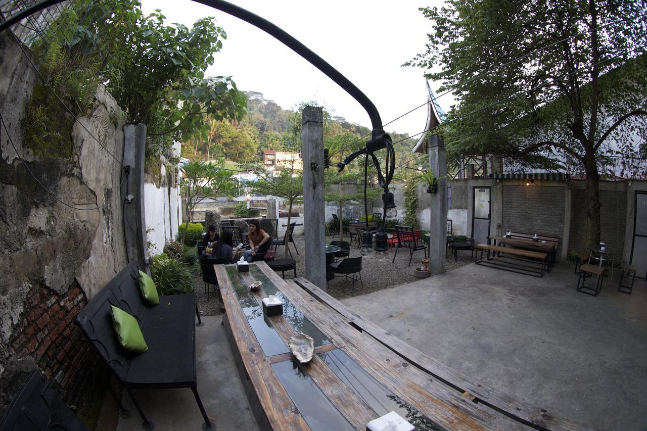 Hotel Bat & Arrow Padang  Esterno foto